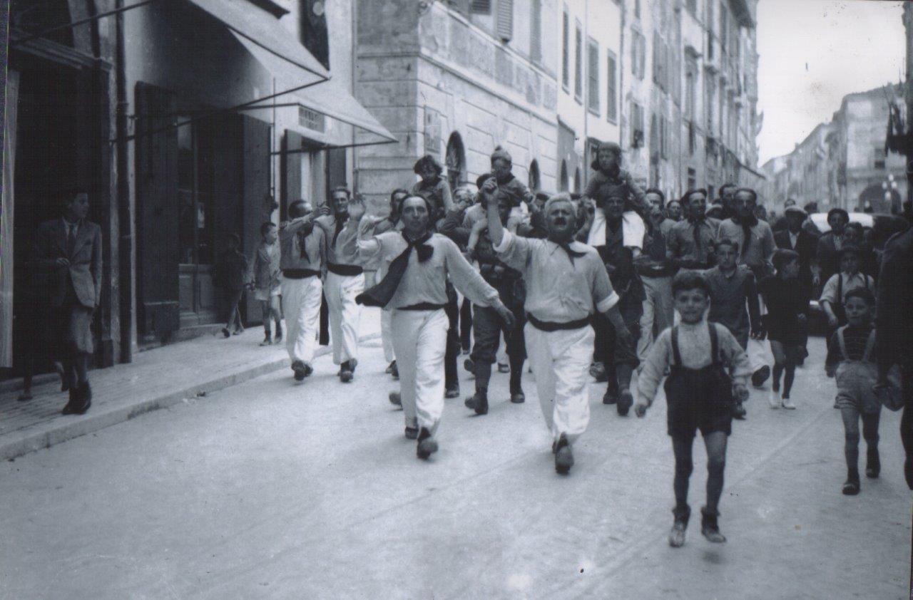 1954 Sfilata.  Il bambino è Gianfranco Gavirati